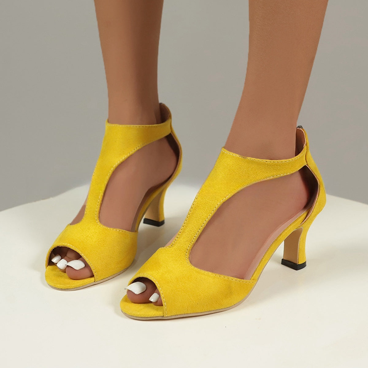 Vanessa - Elegantes sandalias de tacón con diseño recortado