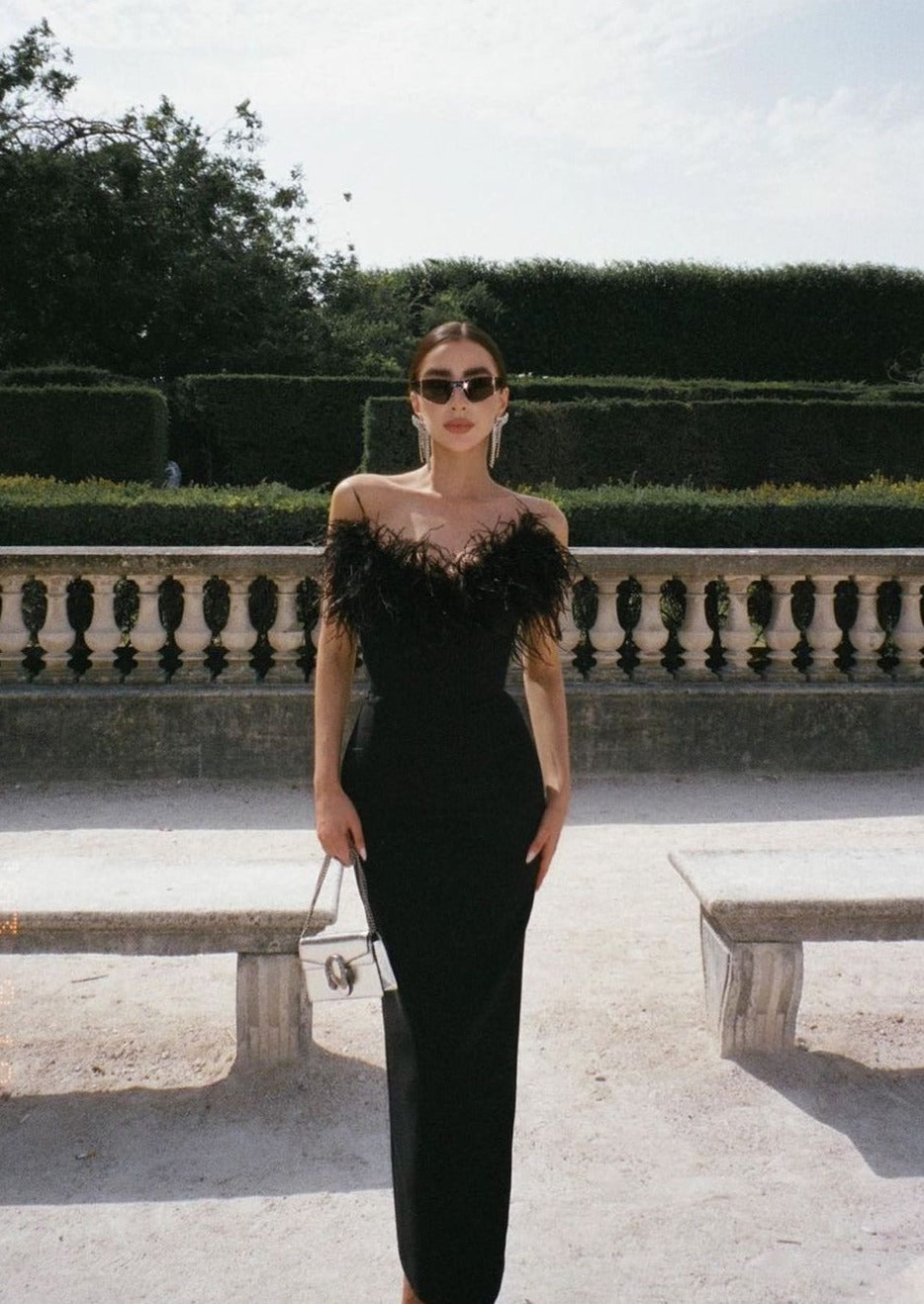 Camila – Vestido Largo de Noche con Plumas en el Escote