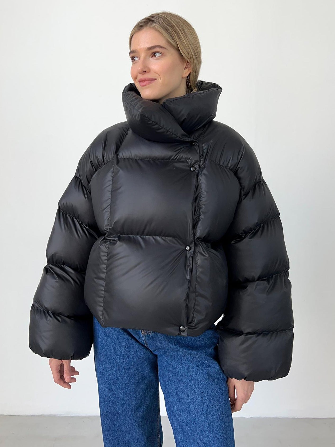 Kara – Chaqueta Acolchada Corta con Capucha