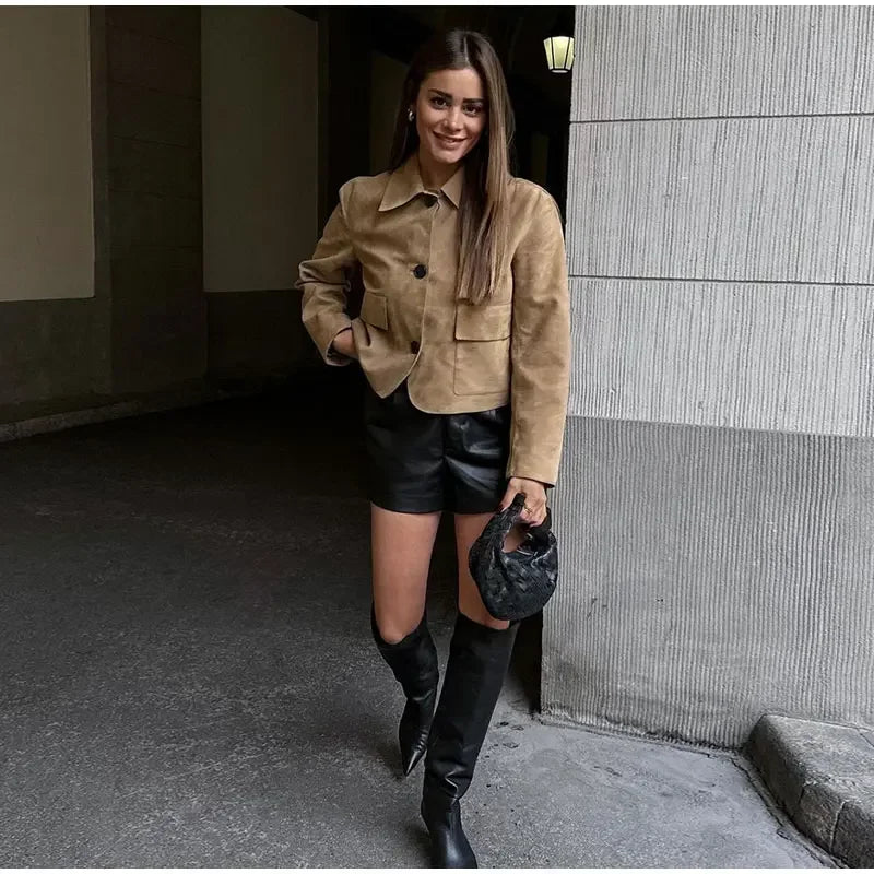 Camila – Chaqueta corta de ante con diseño clásico