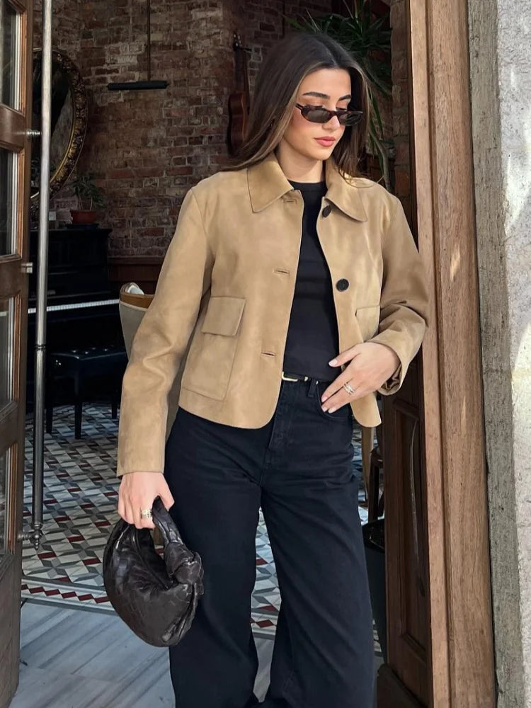 Camila – Chaqueta corta de ante con diseño clásico