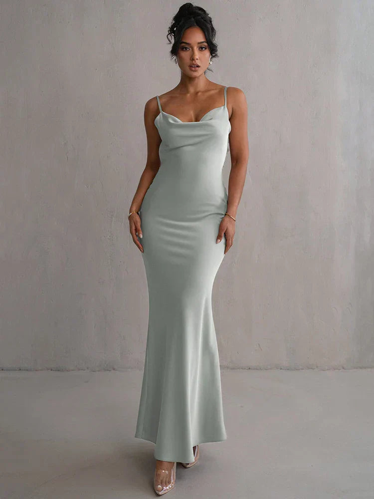 Valeria – Vestido de Noche con Espalda Descubierta y Detalles Florales
