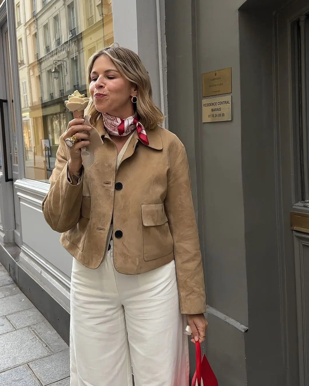 Camila – Chaqueta corta de ante con diseño clásico