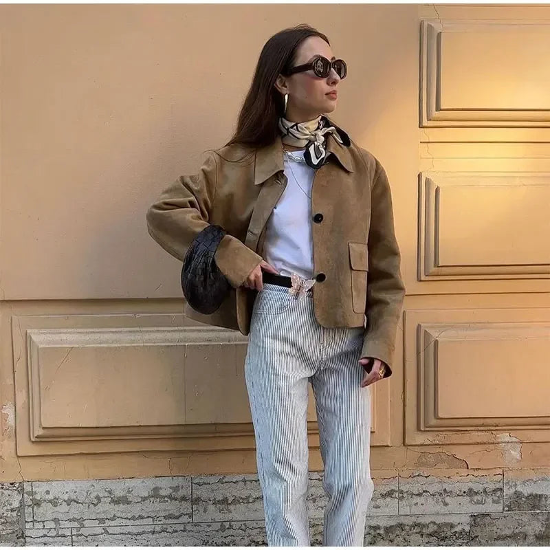 Camila – Chaqueta corta de ante con diseño clásico