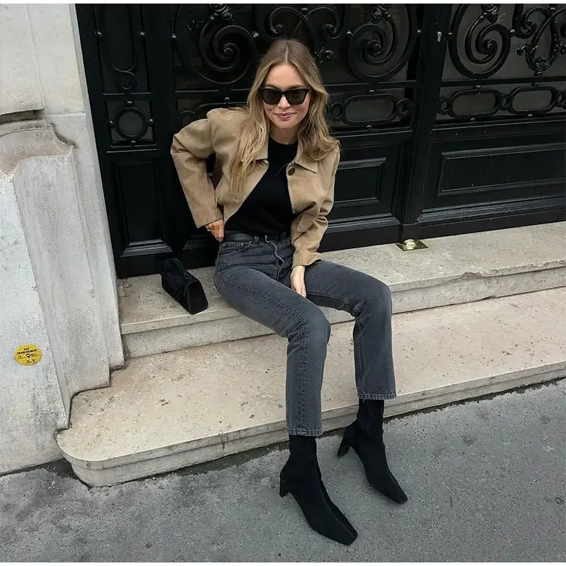 Camila – Chaqueta corta de ante con diseño clásico