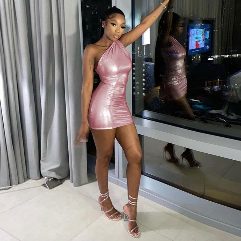 Kiara – Vestido de fiesta corto de un hombro con acabado brillante