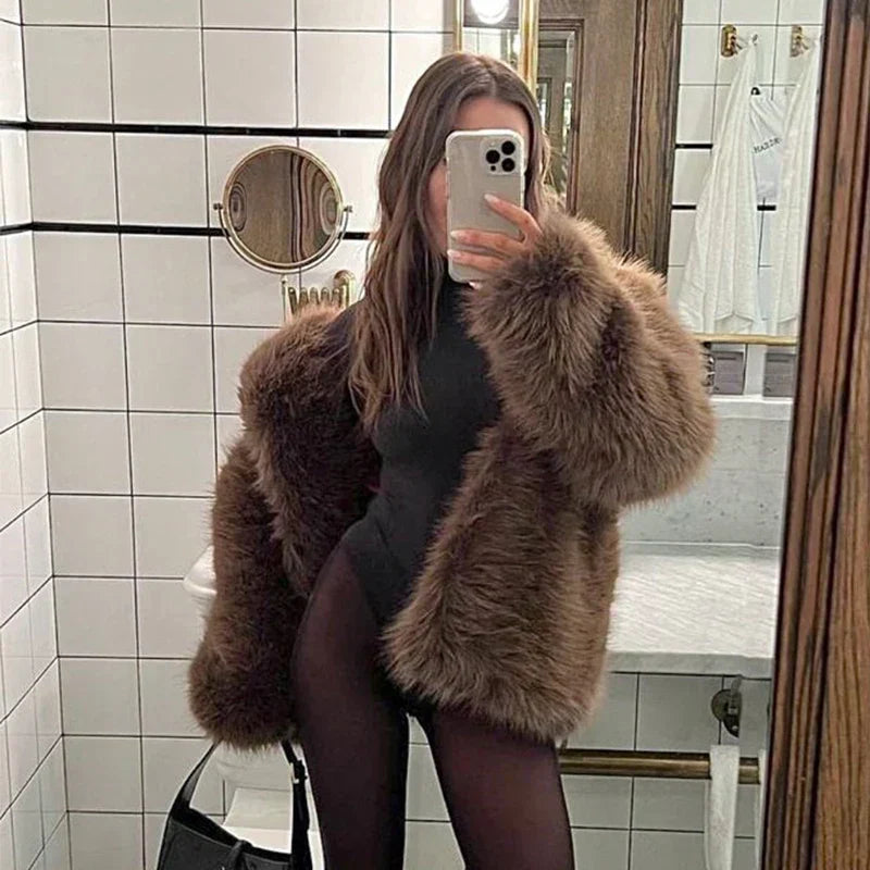 Renata – Abrigo de peluche con corte elegante