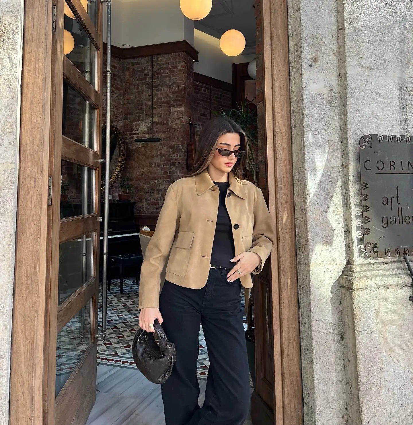 Camila – Chaqueta corta de ante con diseño clásico