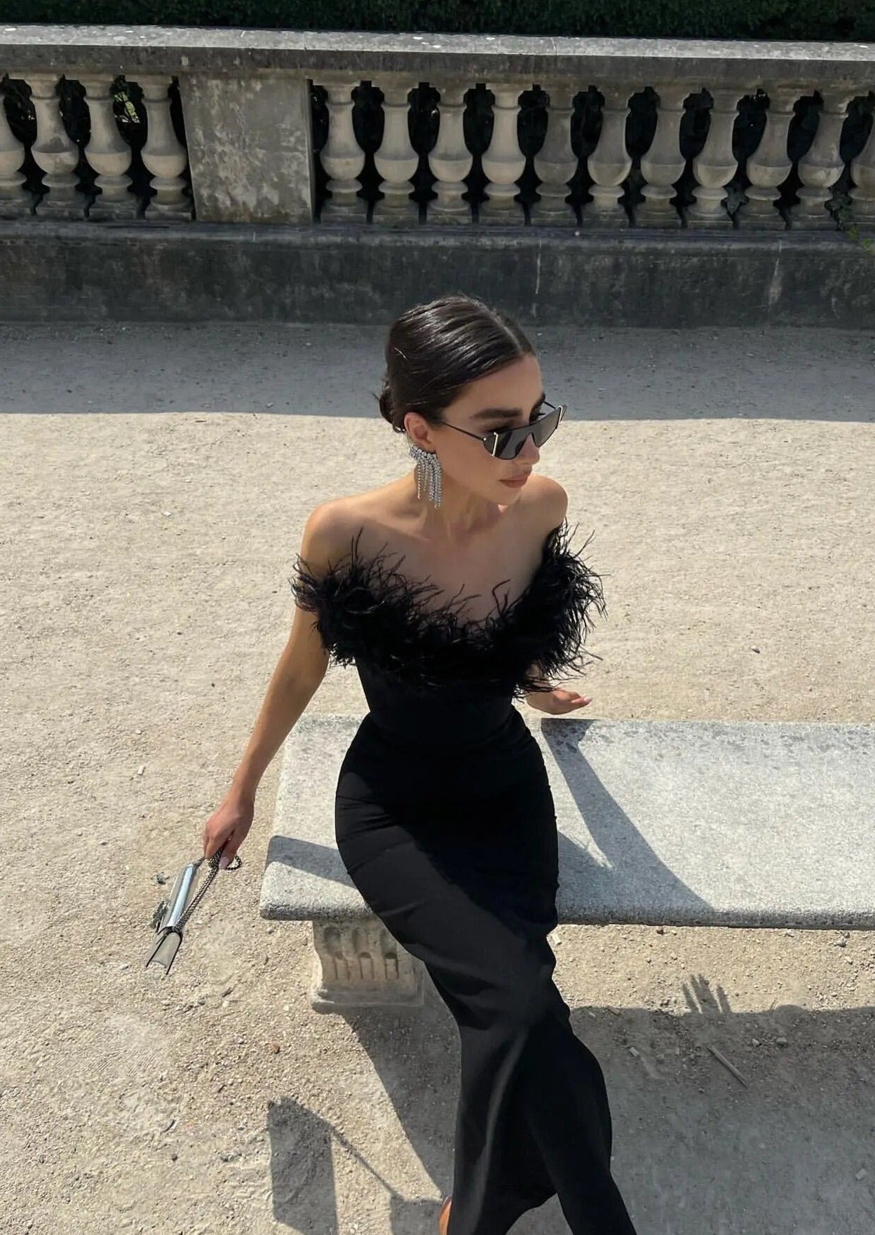 Camila – Vestido Largo de Noche con Plumas en el Escote