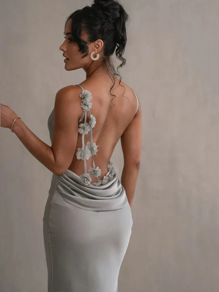 Valeria – Vestido de Noche con Espalda Descubierta y Detalles Florales