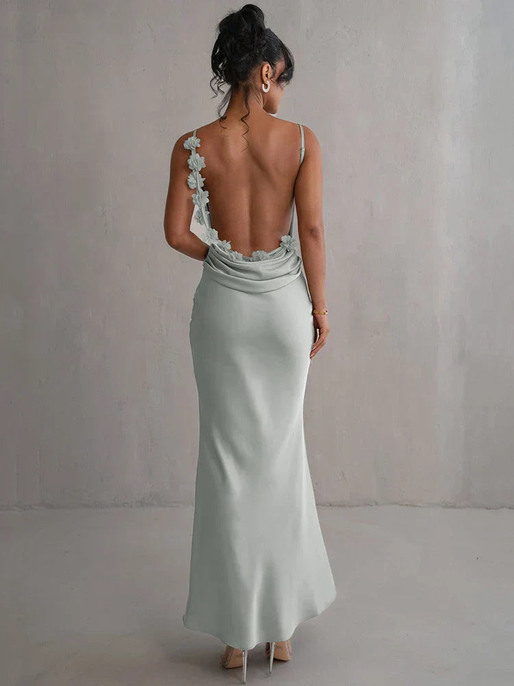 Valeria – Vestido de Noche con Espalda Descubierta y Detalles Florales