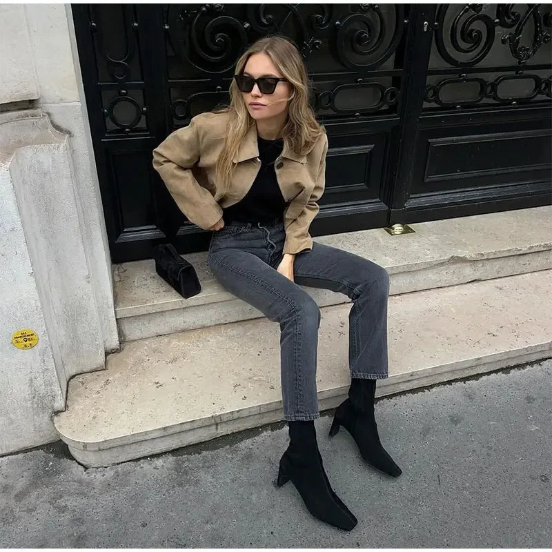 Camila – Chaqueta corta de ante con diseño clásico