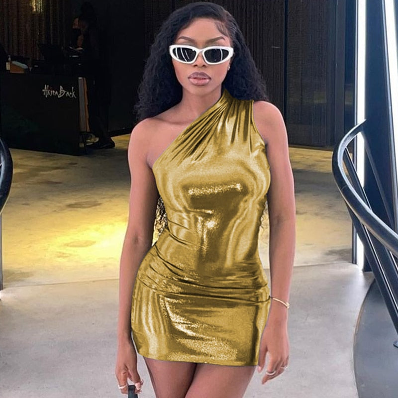 Kiara – Vestido de fiesta corto de un hombro con acabado brillante