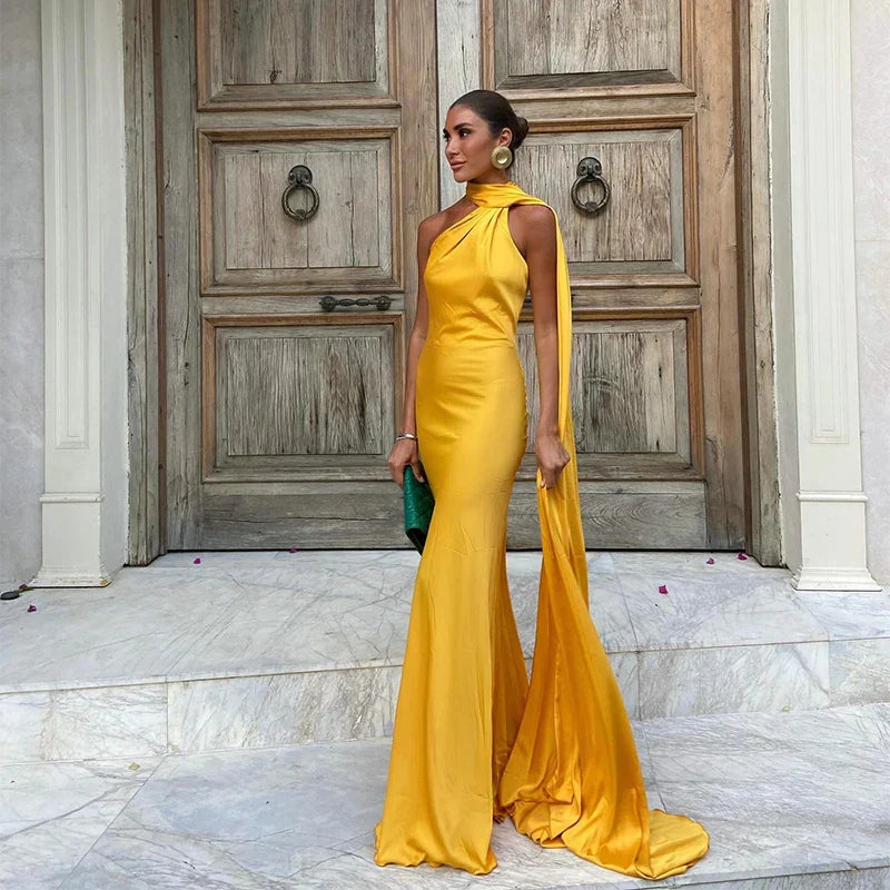 Ariadna – Vestido largo amarillo con cuello halter y capa