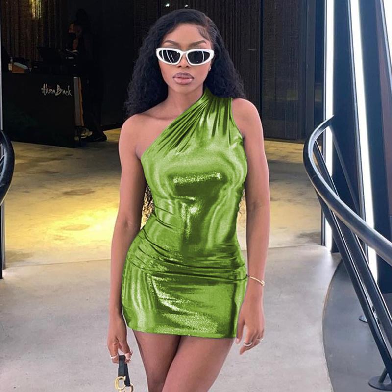 Kiara – Vestido de fiesta corto de un hombro con acabado brillante
