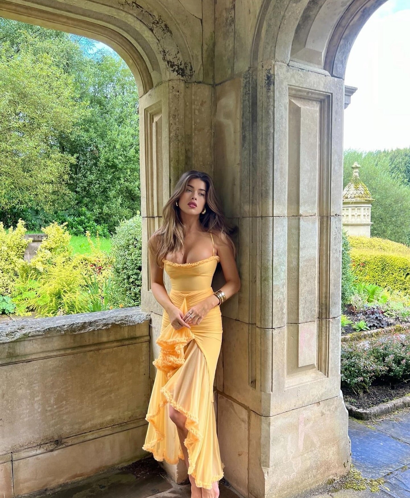 Mariana – Vestido de Fiesta con Volantes y Escote Ajustado