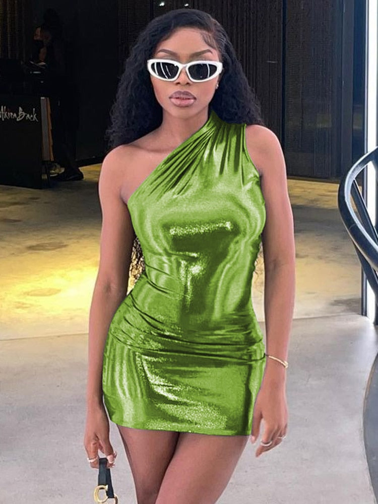 Kiara – Vestido de fiesta corto de un hombro con acabado brillante