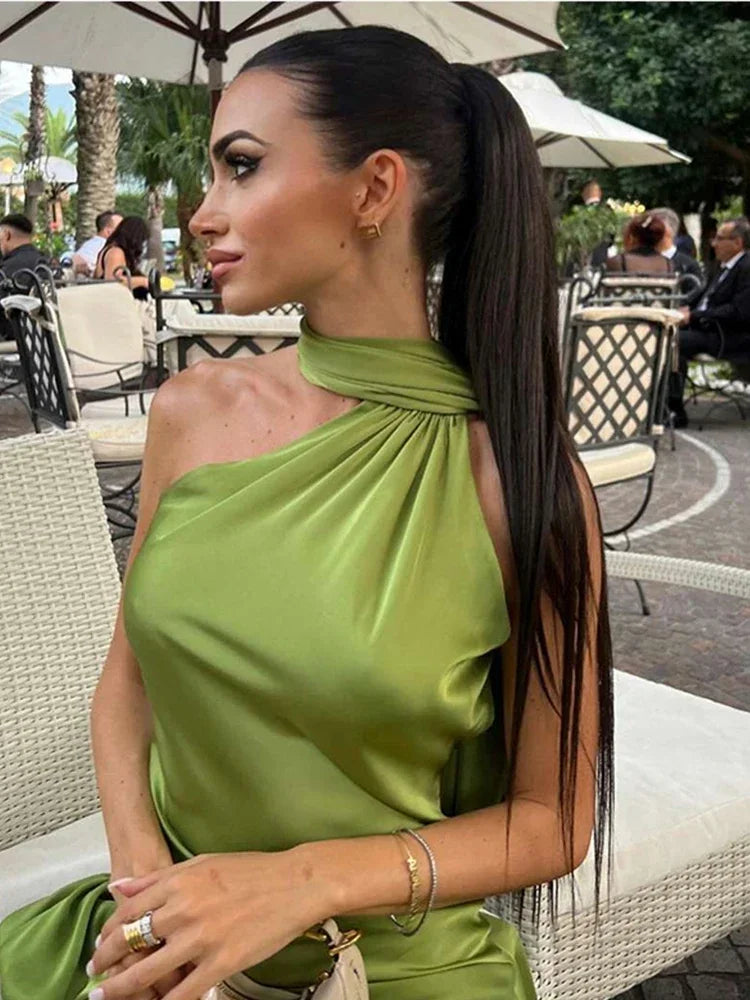 Ariadna – Vestido largo amarillo con cuello halter y capa