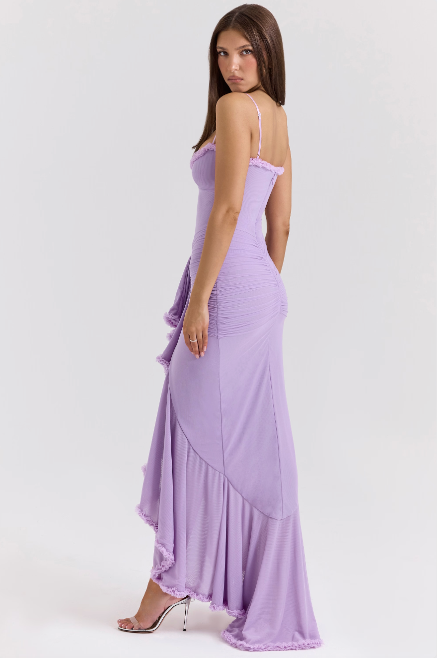 Mariana – Vestido de Fiesta con Volantes y Escote Ajustado