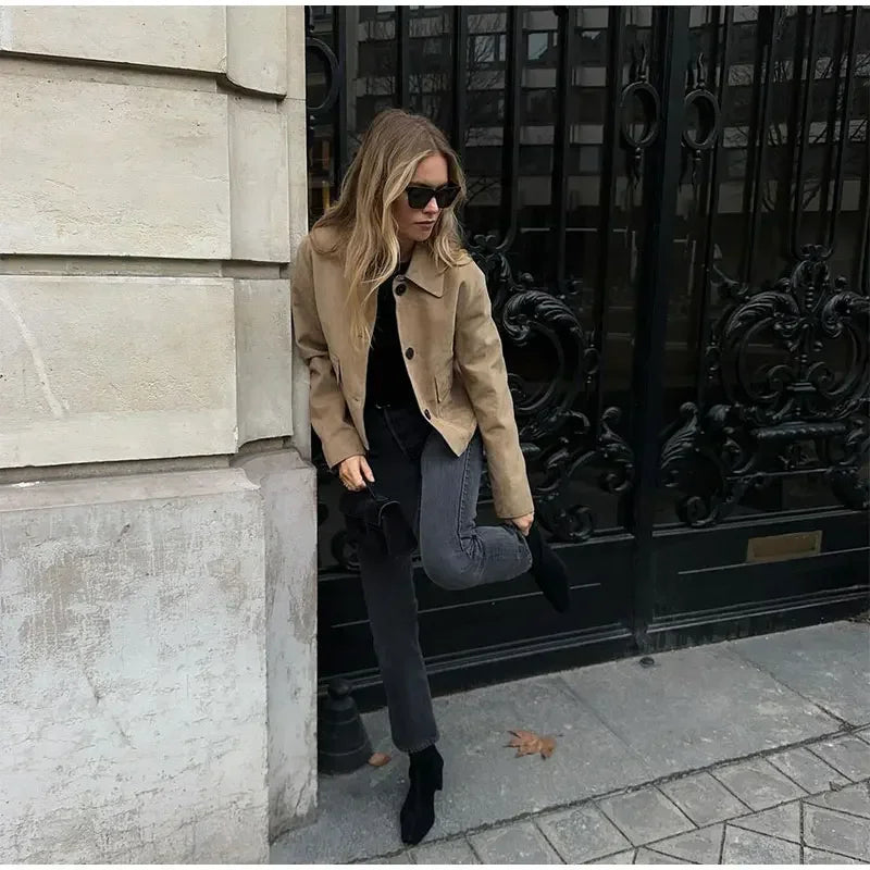 Camila – Chaqueta corta de ante con diseño clásico
