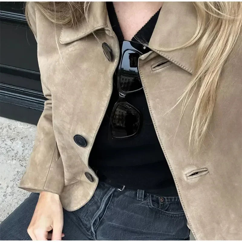 Camila – Chaqueta corta de ante con diseño clásico