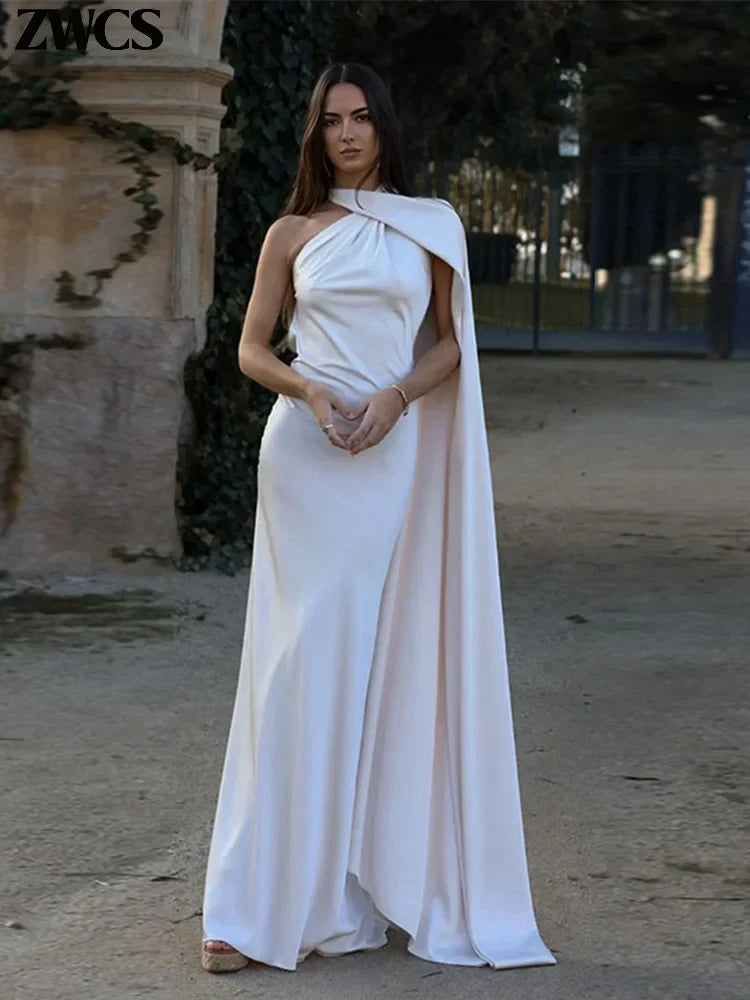Ariadna – Vestido largo amarillo con cuello halter y capa