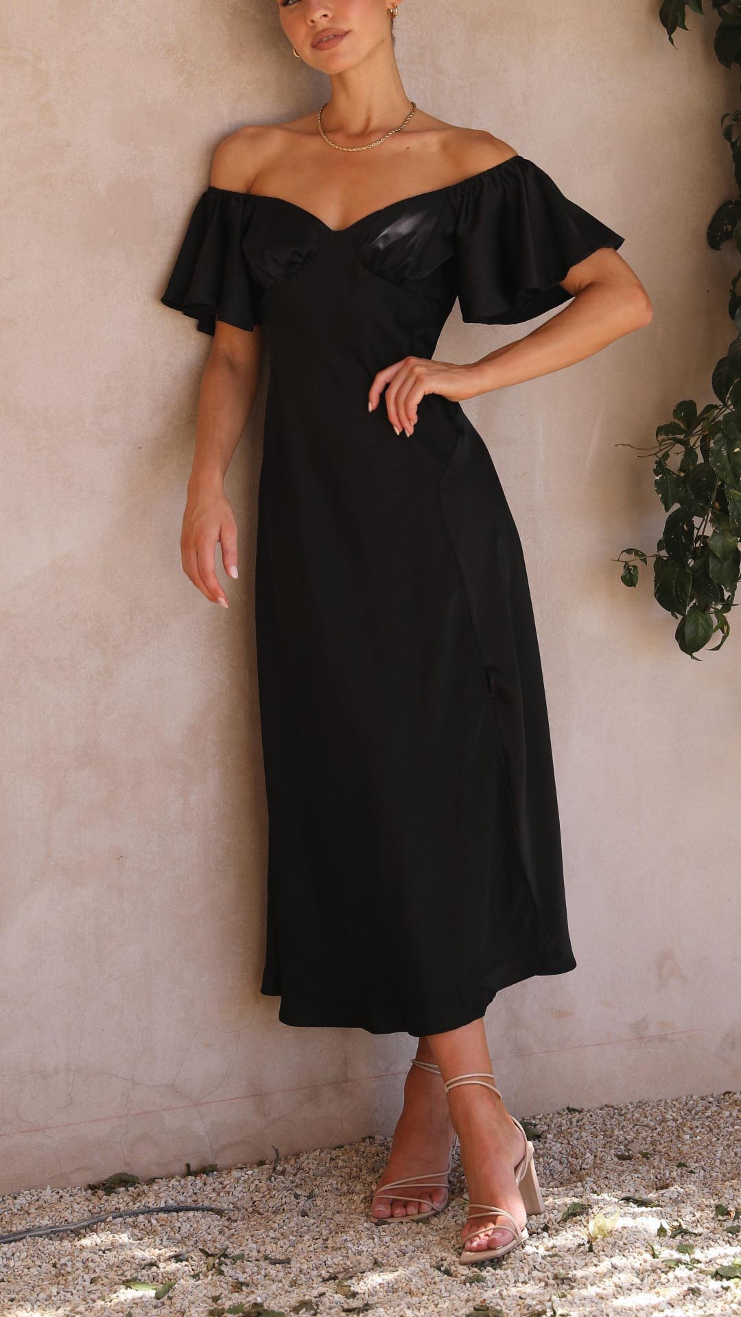 Valeria – Vestido de Noche con Hombros Descubiertos y Abertura Lateral