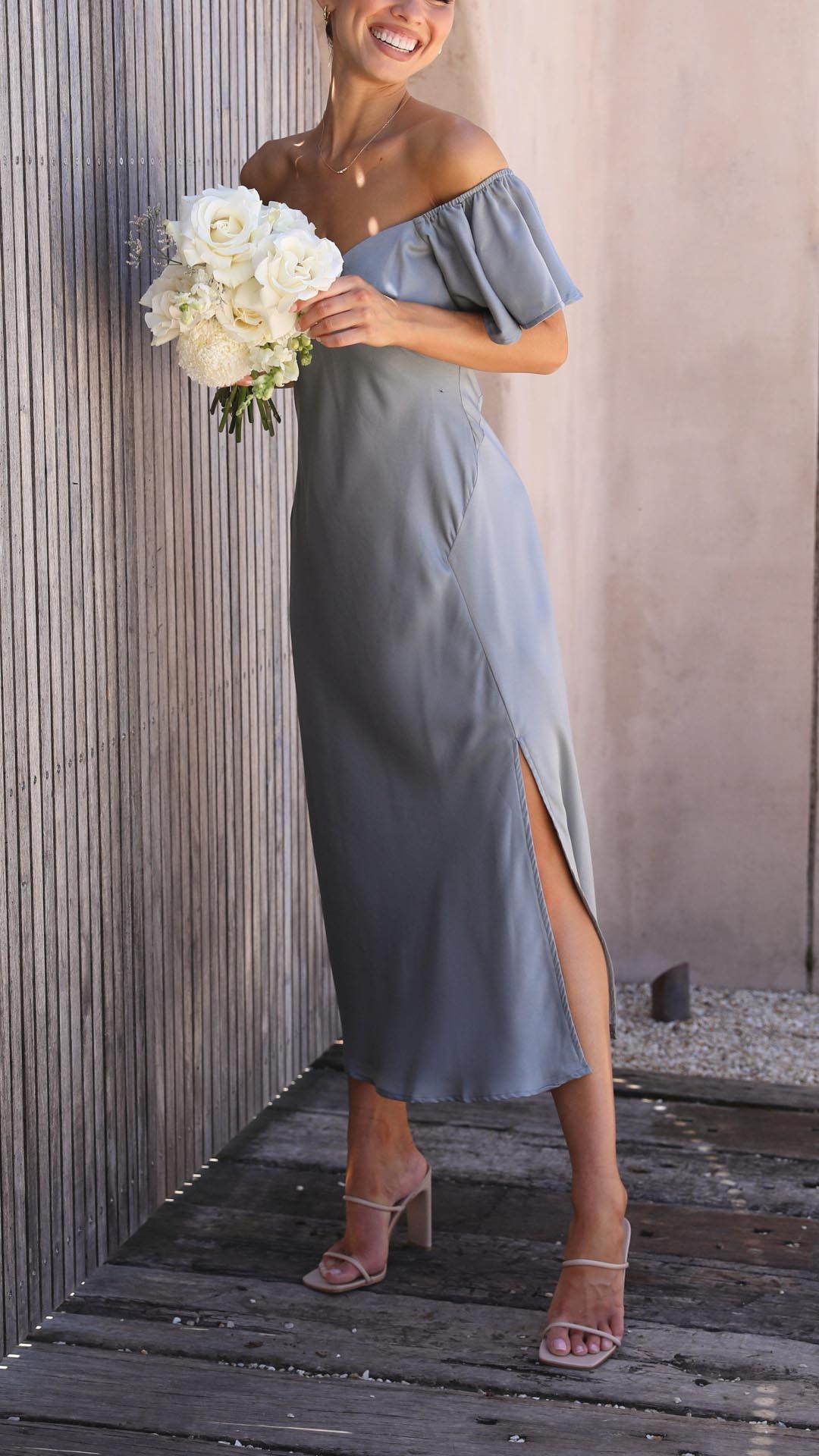 Valeria – Vestido de Noche con Hombros Descubiertos y Abertura Lateral