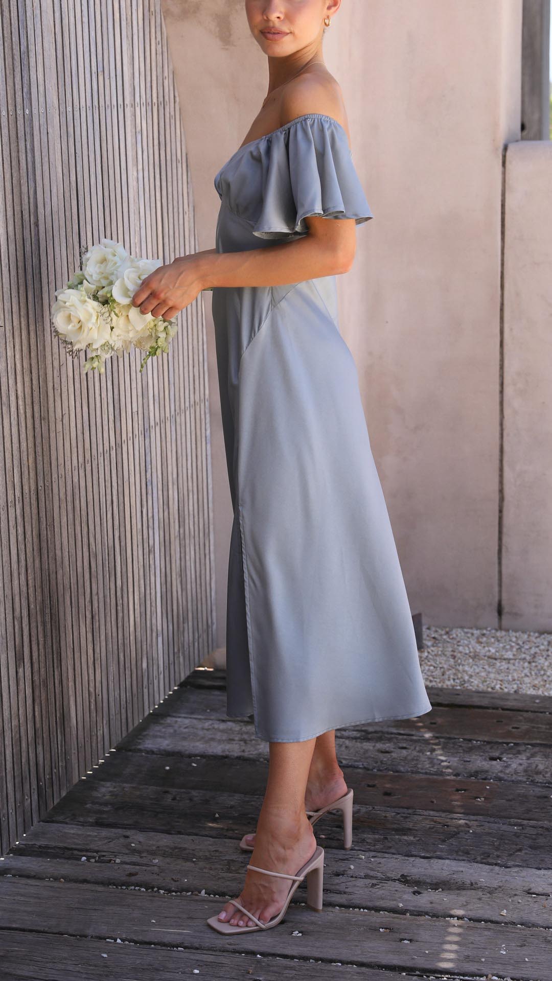 Valeria – Vestido de Noche con Hombros Descubiertos y Abertura Lateral