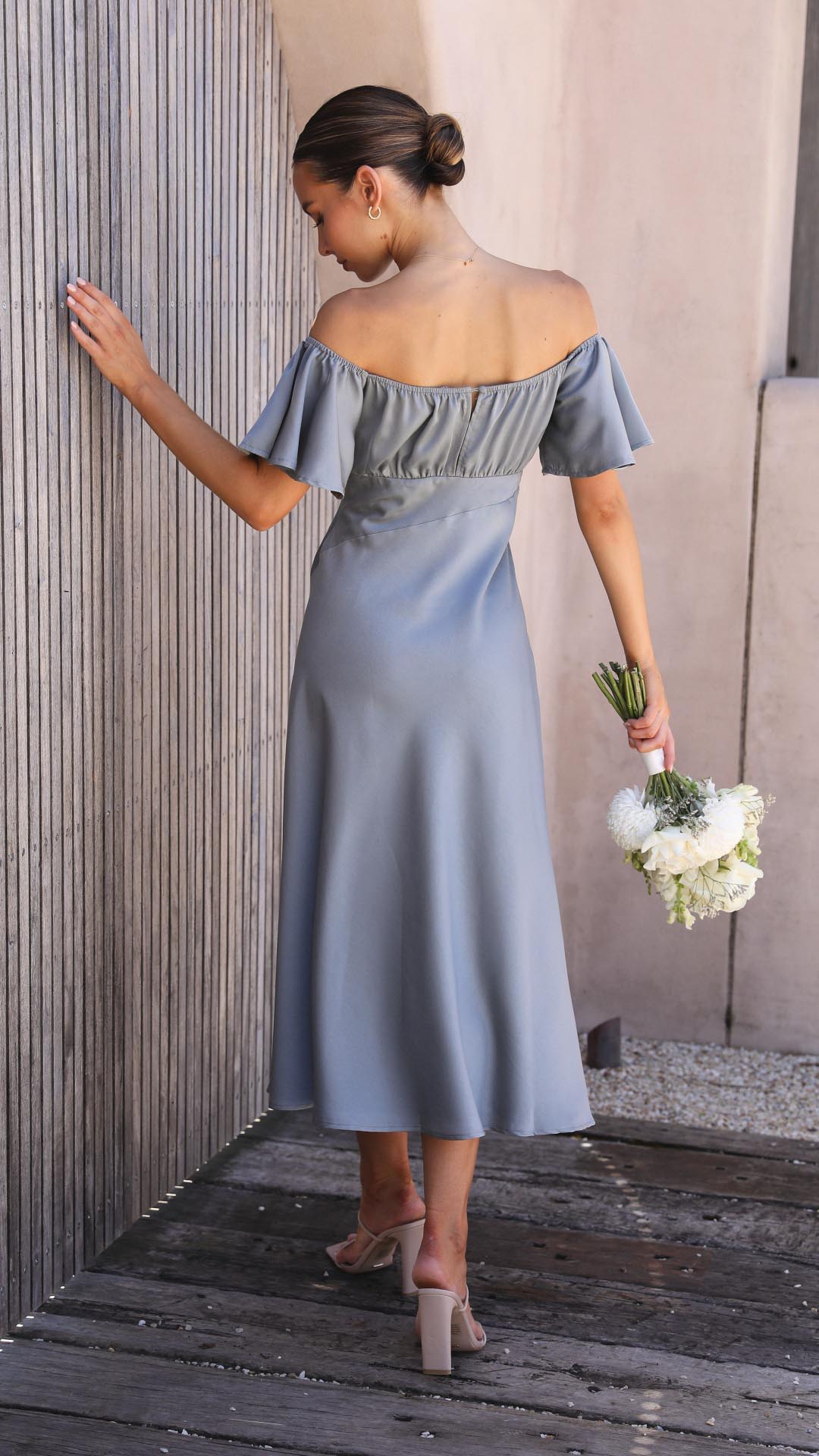 Valeria – Vestido de Noche con Hombros Descubiertos y Abertura Lateral