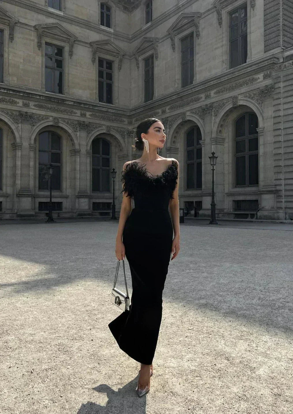 Camila – Vestido Largo de Noche con Plumas en el Escote