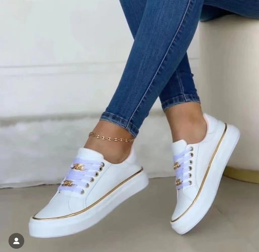 Klea - Zapatillas con adornos dorados