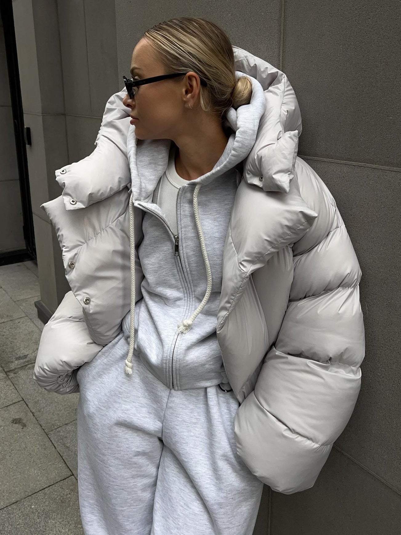 Kara – Chaqueta Acolchada Corta con Capucha