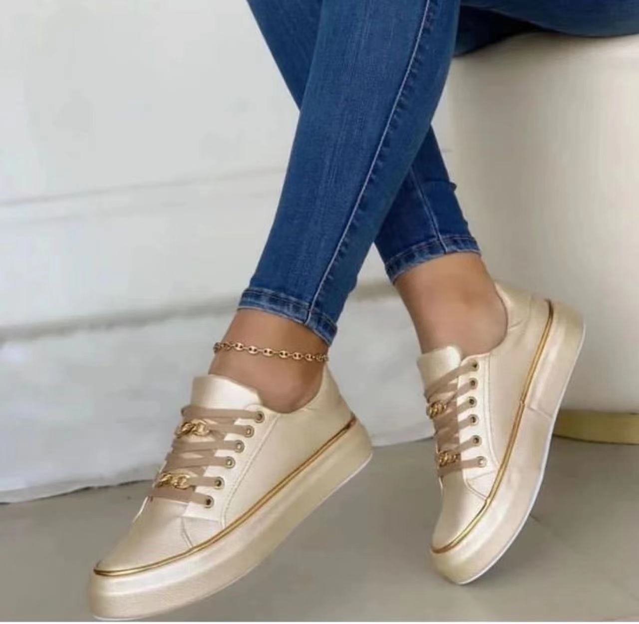 Klea - Zapatillas con adornos dorados