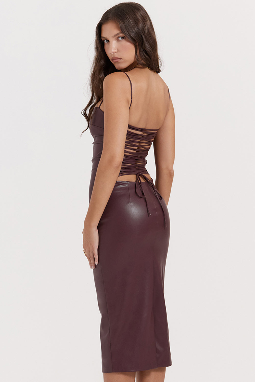 Jalena - Vestido midi de cuero sintético con tirantes