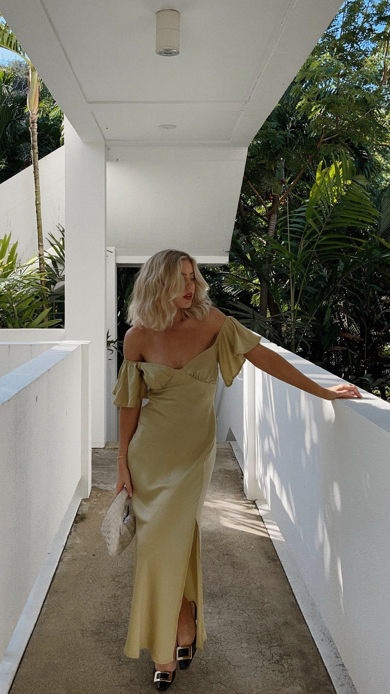 Valeria – Vestido de Noche con Hombros Descubiertos y Abertura Lateral
