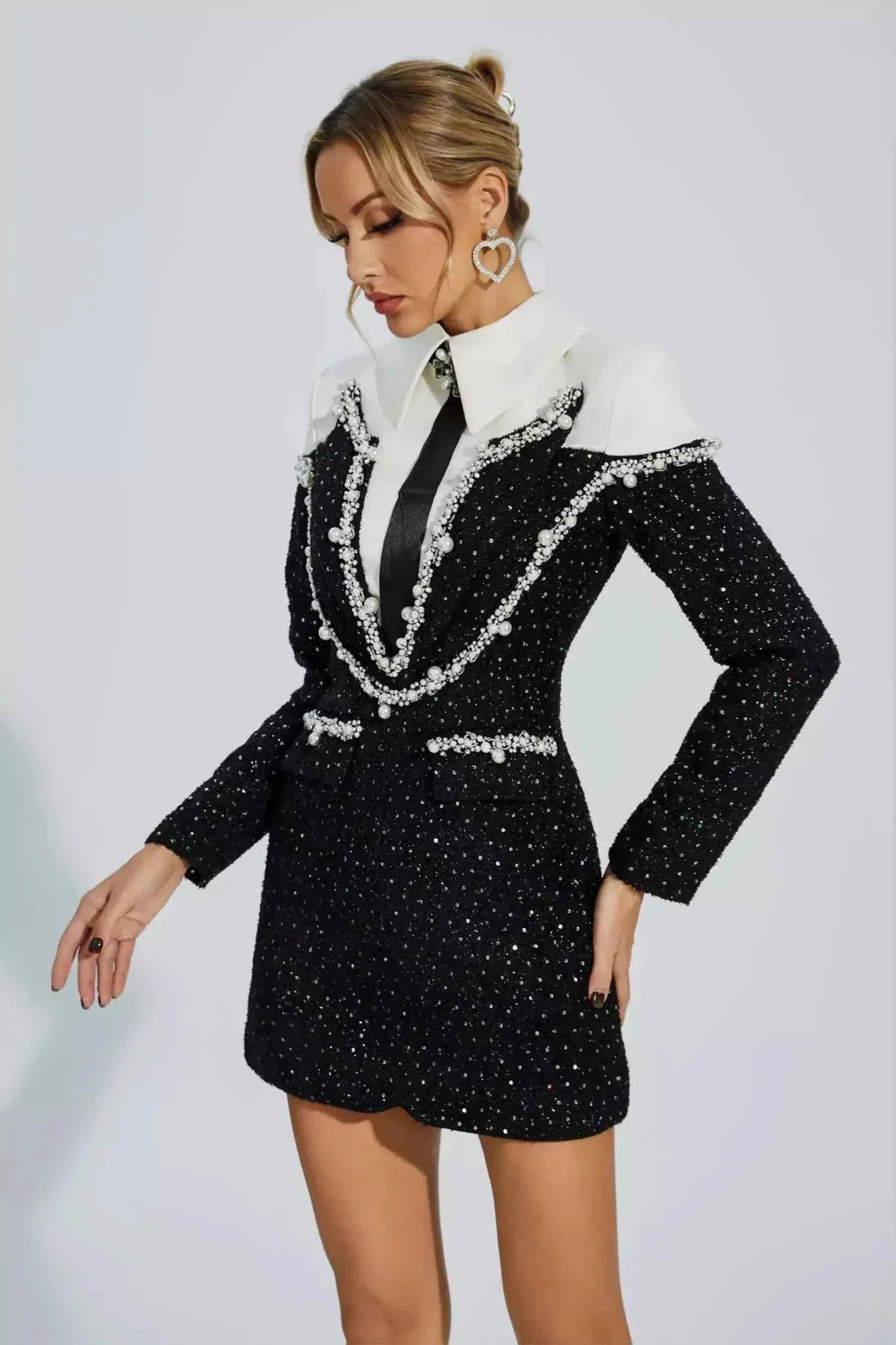 Vivienne – tailliertes Bouclé-Minikleid mit Perlenbesatz und Kragen im Blazerstil