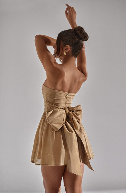 Nora | Vestido dorado de moda con brillo