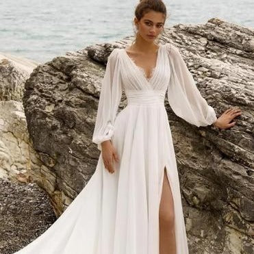 Flavia | Vestido de novia con escote profundo, mangas largas y espalda descubierta con cola