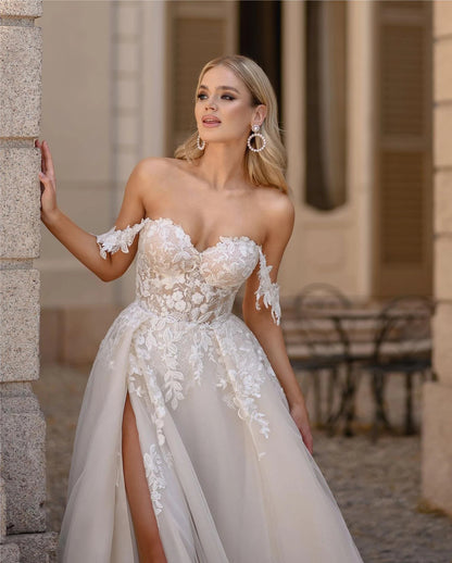 Maricruz | Exquisito vestido de novia blanco con encaje, cola larga y corte sirena