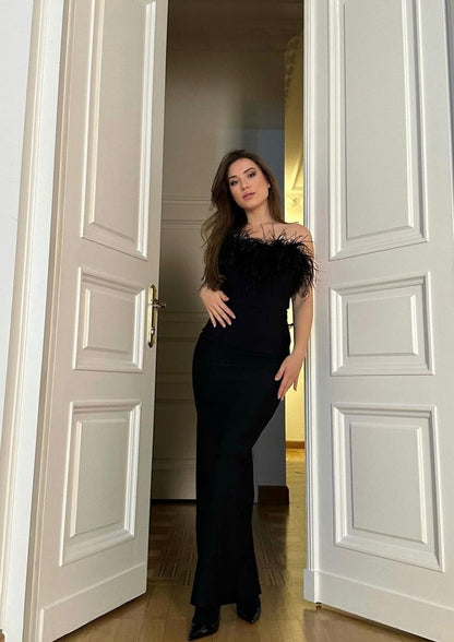 Camila – Vestido Largo de Noche con Plumas en el Escote