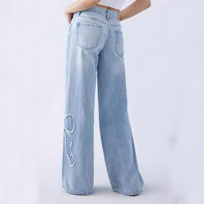 Andrea | Jeans de mujer de corte recto con bordado lateral y detalle deshilachado de mariposas