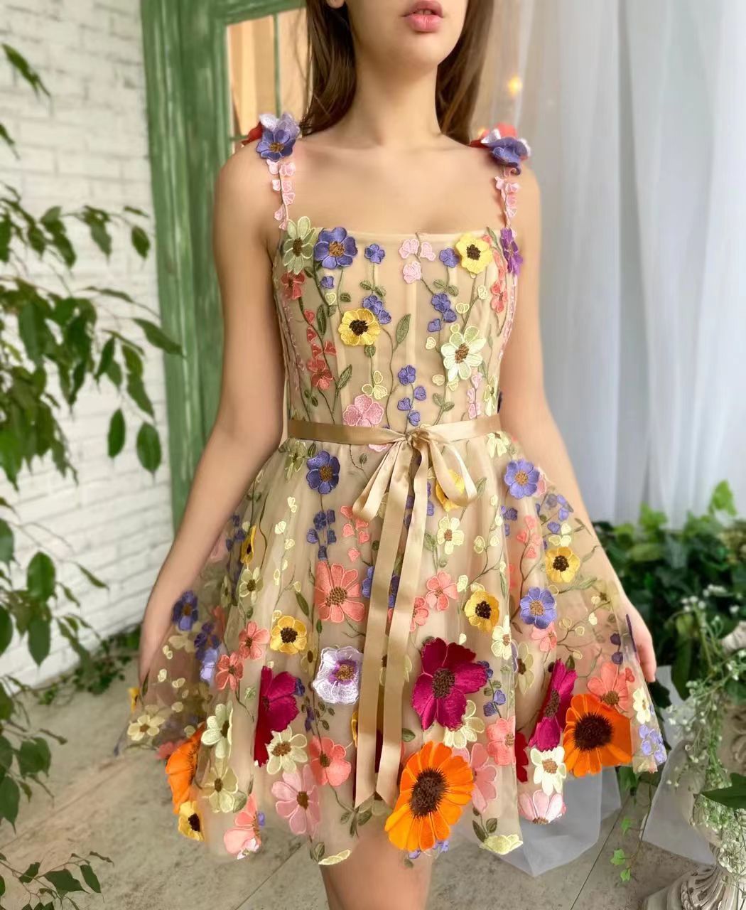 Brisa | Vestido de verano con bordado de flores en relieve