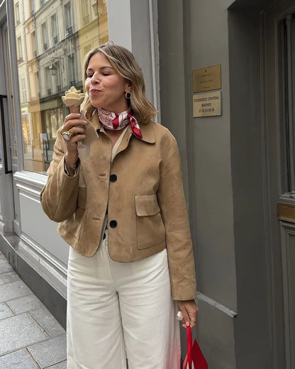 Camila – Chaqueta corta de ante con diseño clásico