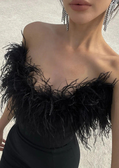 Camila – Vestido Largo de Noche con Plumas en el Escote