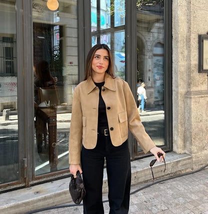 Camila – Chaqueta corta de ante con diseño clásico
