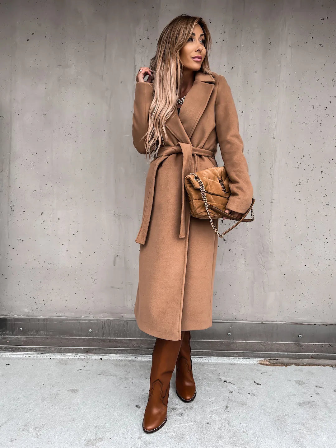 Priscillá | Trench coat de mujer con escote en v y botones