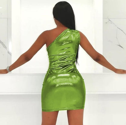 Kiara – Vestido de fiesta corto de un hombro con acabado brillante