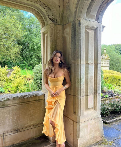 Mariana – Vestido de Fiesta con Volantes y Escote Ajustado