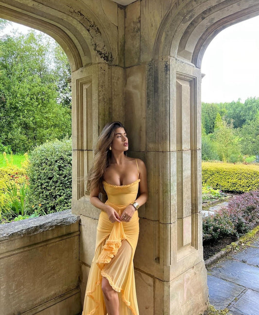 Mariana – Vestido de Fiesta con Volantes y Escote Ajustado